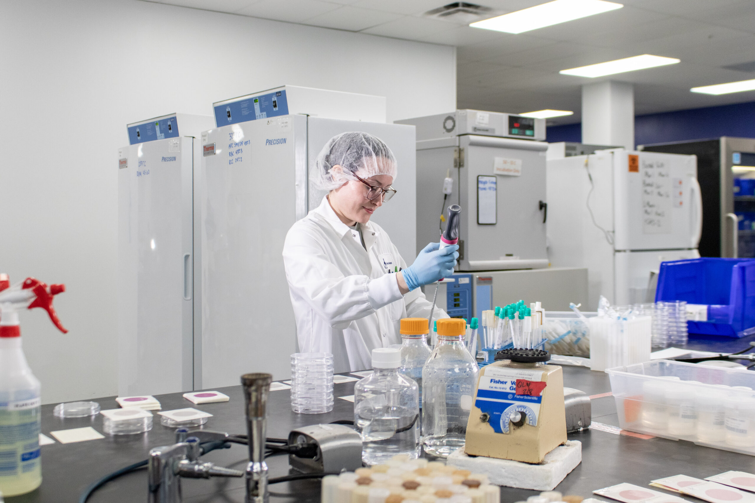 microbiologist in q laboratories food lab